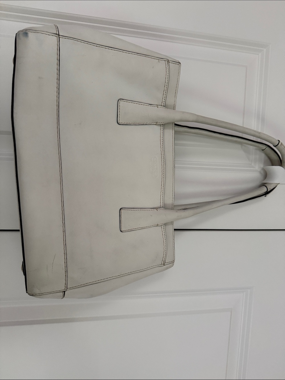 White Leather Shoulder Tote with Gold Turn-Lock - Picture 5 of 11